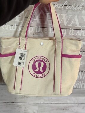 NWT lululemon athletica daily multi-pocket MINi Canvas Tote with Pink Trim